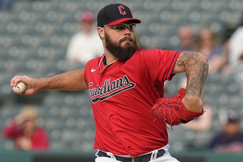 Hunter Gaddis de los Guardianes de Cleveland lanza en la primera entrada ante los Medias Blancas de Chicago el lunes 22 de mayo del 2023. (AP Foto/Sue Ogrocki)