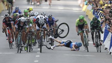 americateve | Andrew Talansky de Estados Unidos se cae mientras el italiano Matteo Trentin est&aacute; por ganar la s&eacute;ptima etapa del Tour de francia en Nancy el 11 de julio del 2014. (AP Foto/Peter Dejong)