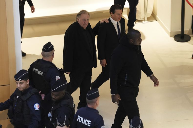 El actor Gerard Depardieu regresa a la corte con su abogado Jeremie Assous durante su juicio por las presuntas agresiones sexuales de dos mujeres en una película ambientada en 2021, el martes 25 de marzo de 2025 en París. (Foto AP/Aurelien Morissard)