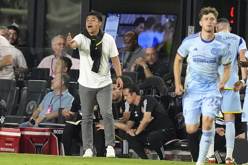 Gonzalo Pineda, entrenador del Atlanta United, observa durante la segunda mitad del partido de la MLS en contra del Inter Miami, el miércoles 29 de mayo de 2024, en Fort Lauderdale, Florida. (AP Foto/Lynne Sladky)