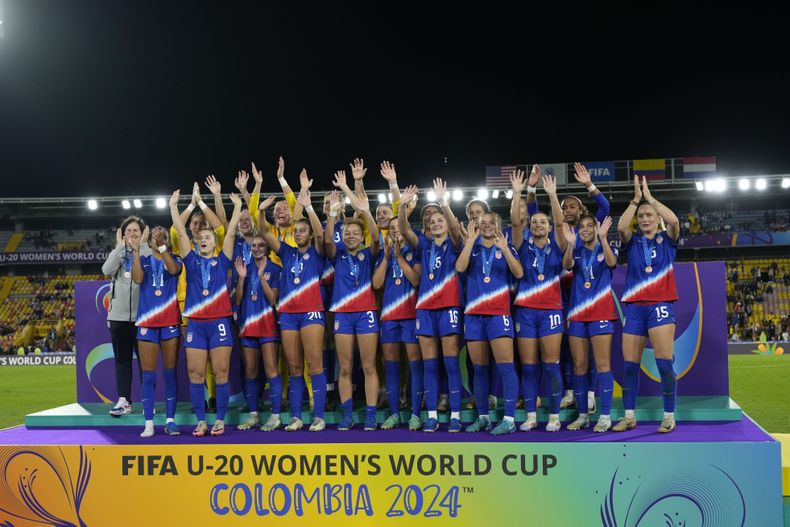 Las seleccionadas de Estados Unidos posan en el podio tras obtener el tercer puesto del Mundial Sub20, el sábado 21 de septiembre de 2024, en Bogotá (AP Foto/Fernando Vergara)