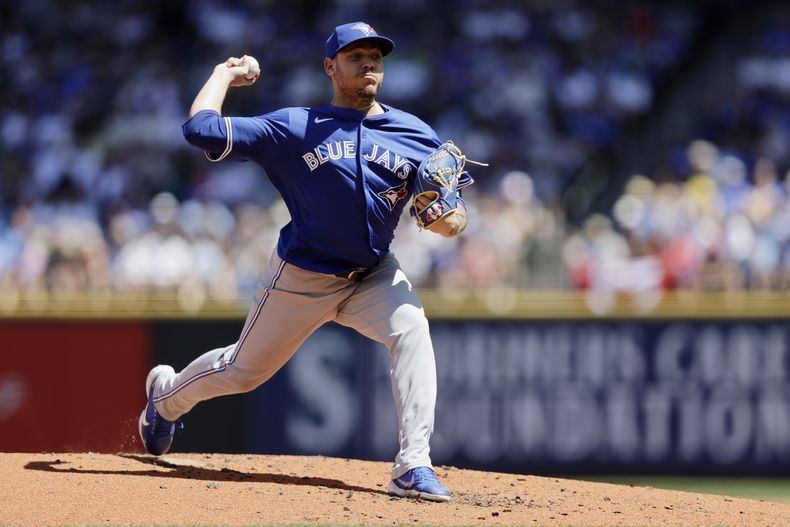 El cubano Yariel Rodríguez, abridor de los Azulejos de Toronto, hace un lanzamiento en el juego del sábado 6 de julio de 2024, ante los Marineros de Seattle (AP Foto/John Froschauer)