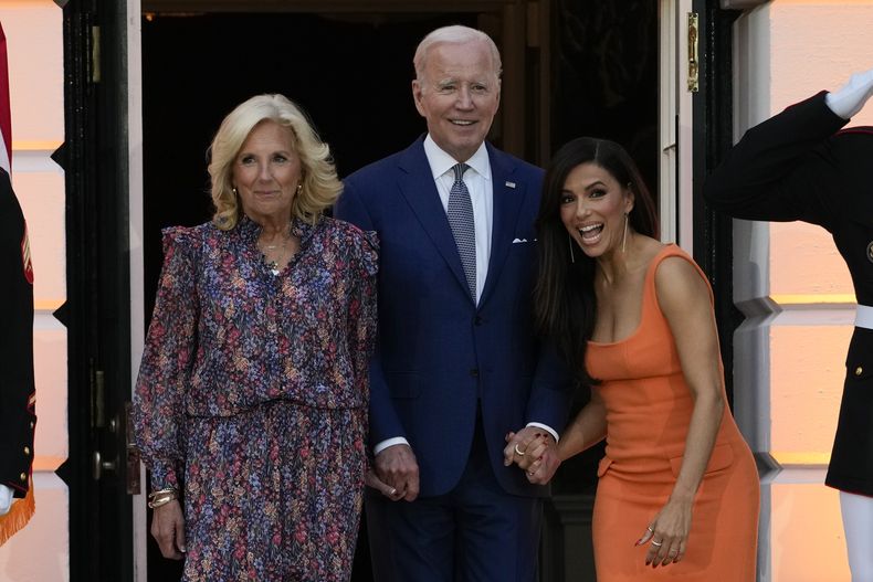 El presidente Joe Biden camina con la primera dama Jill Biden y Eva Longoria para dar unas palabras antes de la función de Flamin Hot el jueves 15 de junio de 2023, en el Jardín Sur de la Casa Blanca en Washington. (Foto AP/Jacquelyn Martin)