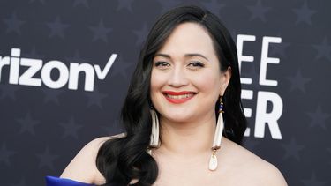 Lily Gladstone llega a la 29a entrega de los Critics Choice Awards el domingo 14 de enero de 2024, en Barker Hangar en Santa Monica, California. (Foto Jordan Strauss/Invision/AP)