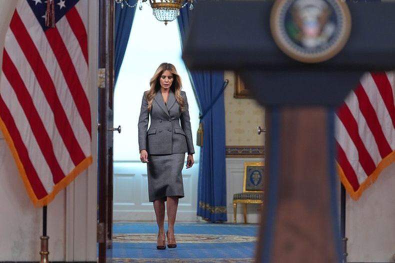 La primera dama Melania Trump llega para hablar con los periodistas el jueves 9 de abril de 2026, en el vestíbulo principal de la Casa Blanca, en Washington. (AP Foto/Jacquelyn Martin)