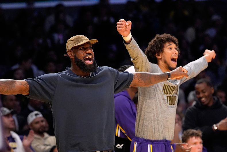 LeBron James y Jaxson Hayes de los Lakers de Los Ángeles celebran durante el encuentro ante los Spurs de San Antonio el miércoles 5 de noviembre del 2025. (AP Foto/Mark J. Terrill)