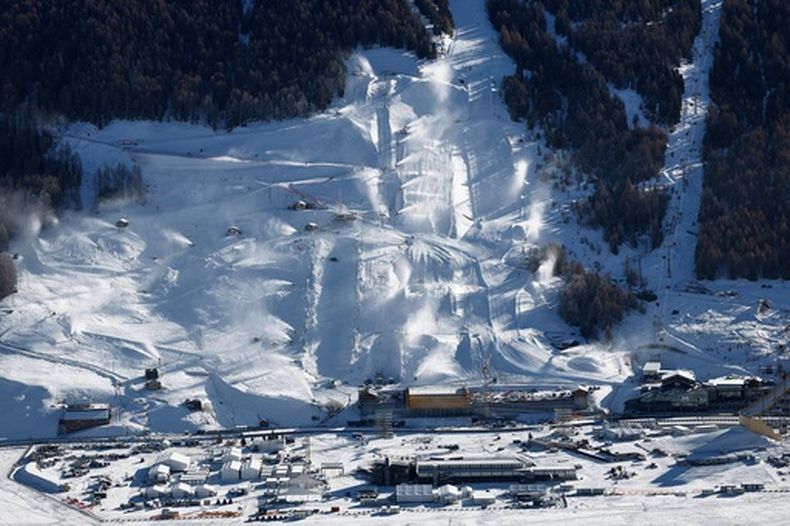 ARCHIVO - Esta imagen muestra los recintos donde se disputarán pruebas de snowboard y esquí en los próximos Juegos Olímpicos de Milán-Cortina en Livigno, Italia, el sábado 27 de diciembre de 2025. (AP Foto/Gabriele Facciotti, Archivo)