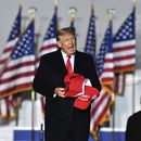 AP Verifica: Trump tergiversa ayuda de Obama a Ucrania