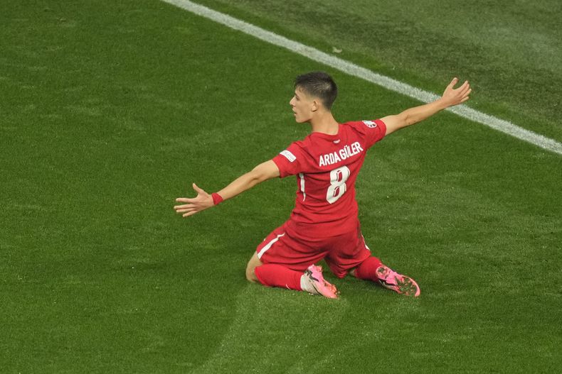 Arda Guler celebra tras marcar el segundo gol de Turquía ante Georgia en el partido del Grupo F de la Eurocopa, el martes 18 de junio de 2024, en Dortmund, Alemania. (AP Foto/Andreea Alexandru)