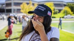Allison Hemingway-Witty llora después de que Charlie Kirk fuera baleado durante la visita de Turning Point a la Universidad Utah Valley en Orem, Utah, el miércoles 10 de septiembre de 2025. (Tess Crowley/The Deseret News via AP)