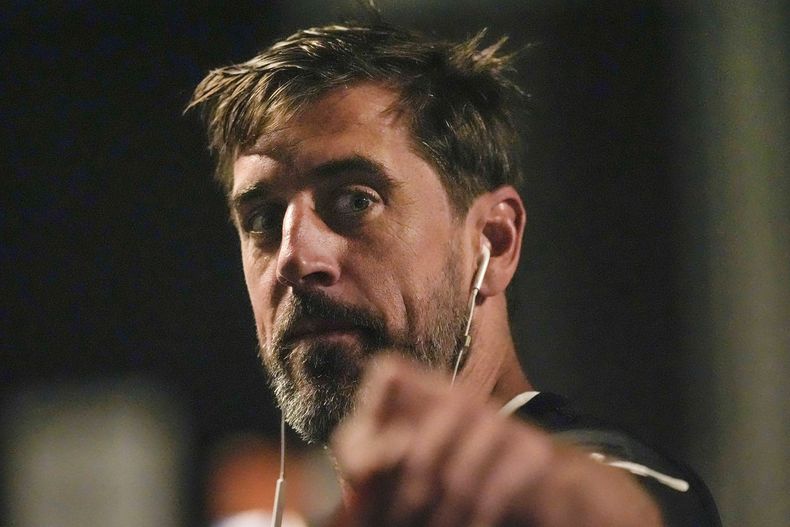 El mariscal de campo de los Jets de Nueva York, Aaron Rodgers, sale del vestuario en el Bank of America Stadium antes de un partido de fútbol americano de pretemporada de la NFL contra los Panthers de Carolina, el sábado 17 de agosto de 2024, en Charlotte, Carolina del Norte (AP Foto/Mike Stewart)