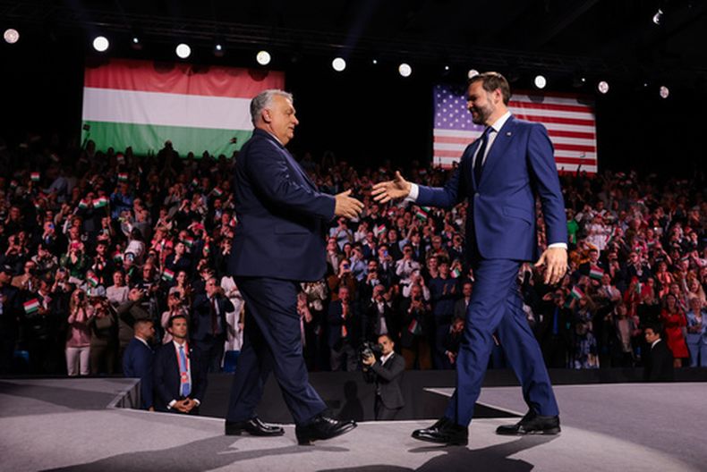 El vicepresidente de Estados Unidos, JD Vance, y el primer ministro húngaro, Viktor Orbán, a la izquierda, se estrechan la mano durante un acto por el Día de la Amistad en Budapest, Hungría, el martes 7 de abril de 2026. (Jonathan Ernst/Pool Foto via AP)