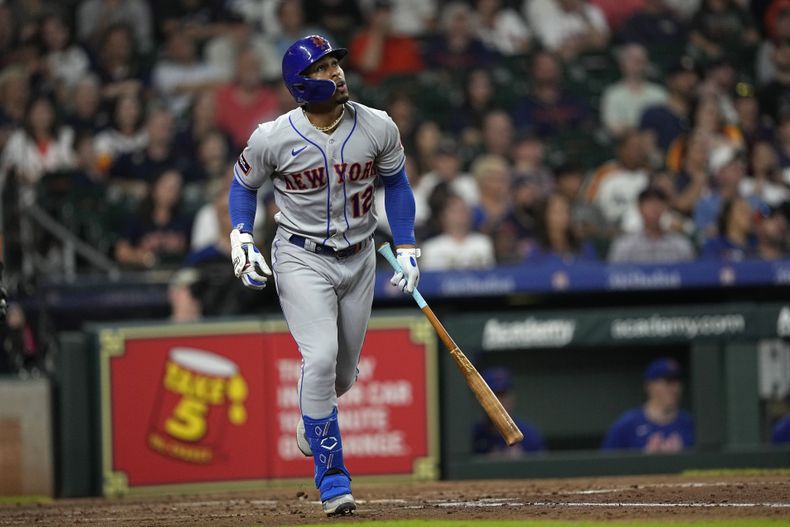 Francisco Lindor (12), de los Mets de Nueva York, observa su cuadrangular de tres carreras en contra de los Astros de Houston durante la tercera entrada del juego de béisbol, el lunes 19 de junio de 2023, en Houston. (AP Foto/David J. Phillip)
