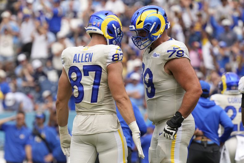 El ala cerrada de los Rams de Los Ángeles, Davis Allen, a la izquierda, celebra su anotación con el tackle ofensivo Rob Havenstein durante la segunda mitad de un juego de fútbol americano de la NFL contra los Titans de Tennessee, el domingo 14 de septiembre de 2025, en Nashville, Tenn.. (AP Photo/George Walker IV)
