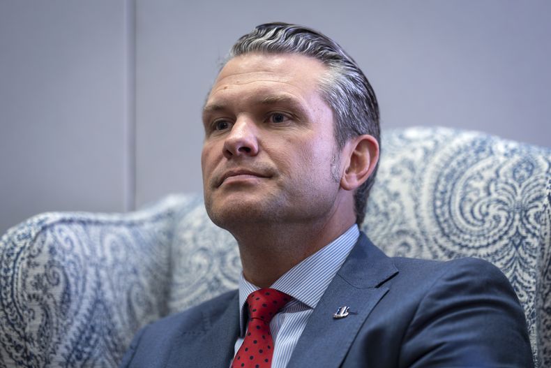 Pete Hegseth, el nominado del presidente electo Donald Trump para ser secretario de Defensa, responde a los periodistas durante una reunión con el senador Mike Rounds, republicano por Dakota del Sur, miembro del Comité de Servicios Armados del Senado, en el Capitolio en Washington, el jueves 5 de diciembre de 2024. (AP foto/J. Scott Applewhite)