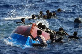 40 migrantes rescatados de barco volteado en mediterraneo