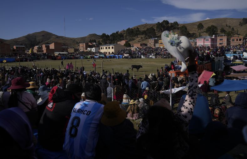 Espectadores ante el espectáculo de toros durante la festividad católica en honor de la Virgen del Rosario, en el pueblo andino de Huarina, Bolivia, el lunes 9 de octubre de 2023. Un grupo de novilleros aficionados alistas una actuación caricaturizada del toreo español, pero sin sacrificar a los toros. (AP Foto/Juan Karita)