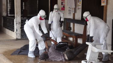americateve | Trabajadores m&eacute;dicos retiran el cad&aacute;ver de una persona que suponen muri&oacute; de &eacute;bola en Monrovia, Liberia, el 16 de septiembre del 2014. Alemania anunci&oacute; el 17 que enviar&aacute; ayuda log&iacute;stica a esa naci&oacute;n p