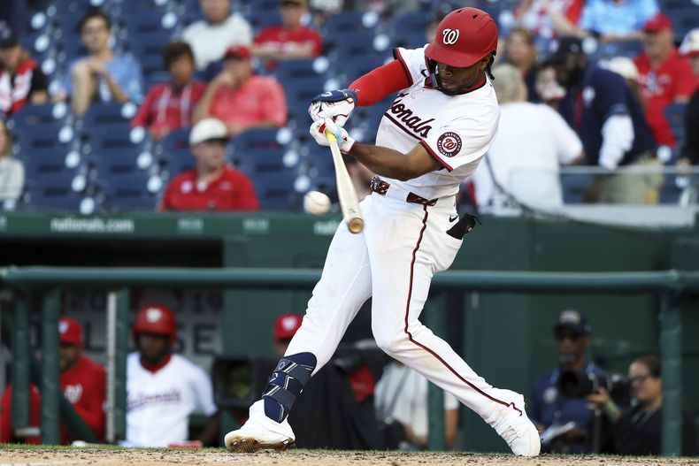 El tercera base de los Nacionales de Washington, José Tena, batea un doble productor durante la séptima entrada en el primer juego de béisbol de una doble cartelera contra los Guardianes de Cleveland, el martes 6 de mayo de 2025, en Washington. (AP Foto/Daniel Kucin Jr.)
