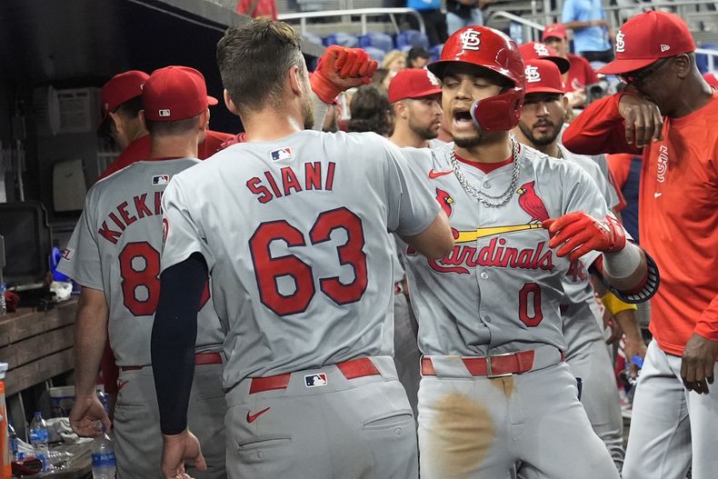 Masyn Winn (0) de los Cardenales de San Luis tras conectar un jonrón en el 12do inning para la victoria 7-6 ante los Marlins de Miami, el lunes 17 de junio de 2024, en Miami. (AP Foto/Marta Lavandier)