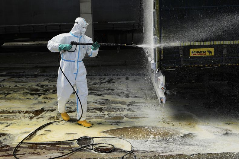 Un bombero rocía un desinfectante en un camión proveniente de Eslovaquia para contener un brote de fiebre aftosa en el cruce fronterizo en Lanzhot, República Checa, el viernes 11 de abril de 2025. (AP Foto/Petr David Josek)
