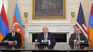 El presidente de Estados Unidos, Donald Trump, centro, en la ceremonia de firma trilateral con el presidente de Azerbaiyán, Ilham Aliyev, izquierda, y el primer ministro de Armenia, Nikol Pashinyan, en el Comedor de Estado de la Casa Blanca, el viernes 8 de agosto de 2025, en Washington. (AP Foto/Mark Schiefelbein)