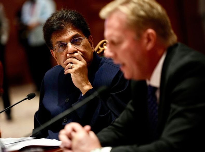 El ministro de Comercio de la India Piyush Goyal escucha mientras el ministro de Comercio de Nueva Zelanda Todd McClay habla, en Nueva Delhi, el 27 de abril del 2026. (AP foto/Manish Swarup)