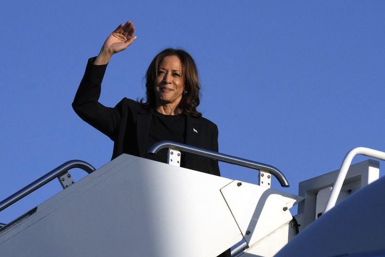 La candidata presidencial demócrata y vicepresidenta, Kamala Harris, aborda el Air Force Two en el Aeropuerto Internacional Charlotte Douglas, el sábado 5 de octubre de 2024, en Charlotte, Carolina del Norte, tras una sesión informativa sobre los daños del huracán Helene. (AP Foto/Chris Carlson)