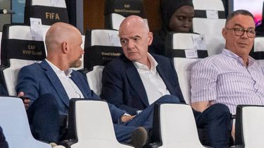 El presidente de la FIFA, Gianni Infantino (centro), habla con el secretario general de la entidad, Mattias Grafstrom (izquierda), junto al presidente de la federación de fútbol de Marruecos, Fouzi Lekjaa, durante un partido de la Copa de África femenina entre Malawi y Zambia, en Rabat, Marruecos, el 5 de agosto de 2026. (AP Foto)