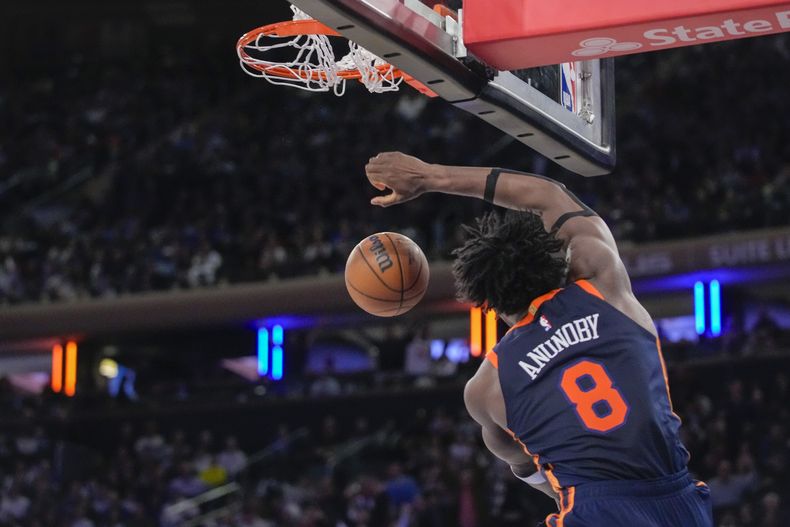 OG Anunoby, alero de los Knicks de Nueva York, realiza una volcada en el duelo del jueves 25 de enero de 2024, ante los Nuggets de Denver (AP foto/Mary Altaffer)