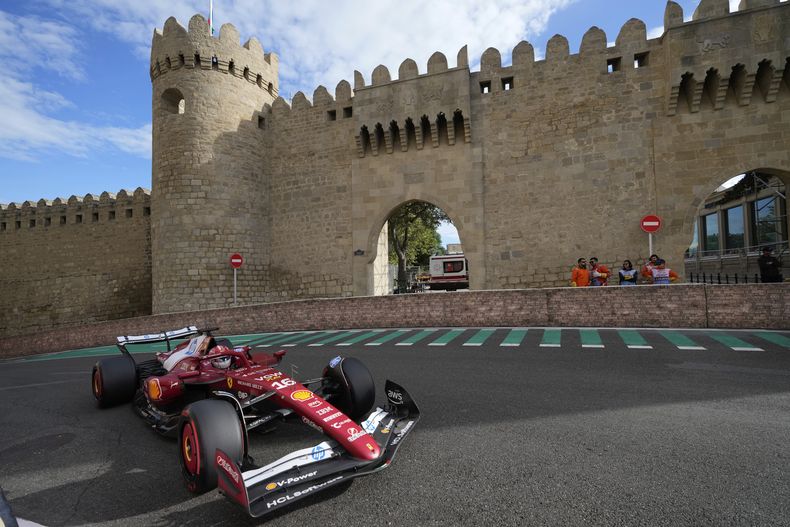 El piloto de Ferrar, Charles Leclerc de Monaco en acción durante la calificación al Gran Premio de Azerbaiyán el sábado 20 de septiembre del 2025. (AP Foto/Darko Bandic)