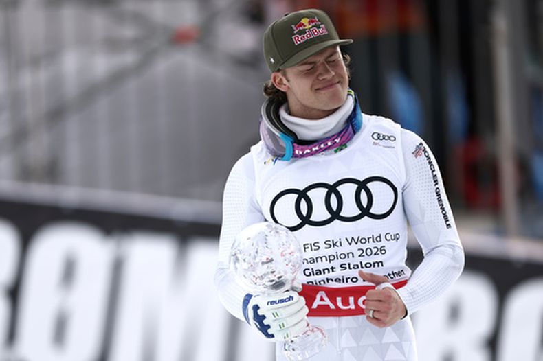 El brasileño Lucas Pinheiro Braathen celebra su victoria en el eslalon gigante masculino de la Copa Mundial de esquí alpino, el martes 24 de marzo de 2026, en Hafjell, Noruega. (AP Foto/Gabriele Facciotti)