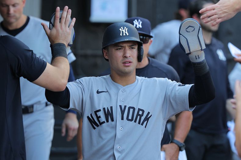 ARCHIVO — El campocorto de los Yankees de Nueva York, Anthony Volpe, celebra en la caseta tras anotar con un sencillo productor de Trent Grisham durante la décima entrada de un partido de béisbol contra los Medias Blancas de Chicago, el 30 de julio de 2026, en Chicago. (Foto AP/Melissa Tamez, Archivo)