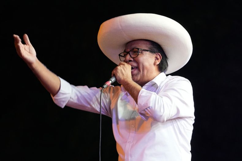 El candidato presidencial Roberto Sánchez, del partido Juntos por el Perú, se dirige a sus seguidores durante el cierre de su campaña en Lima, Perú, el jueves 4 de junio de 2026. (Foto AP/Martín Mejía)