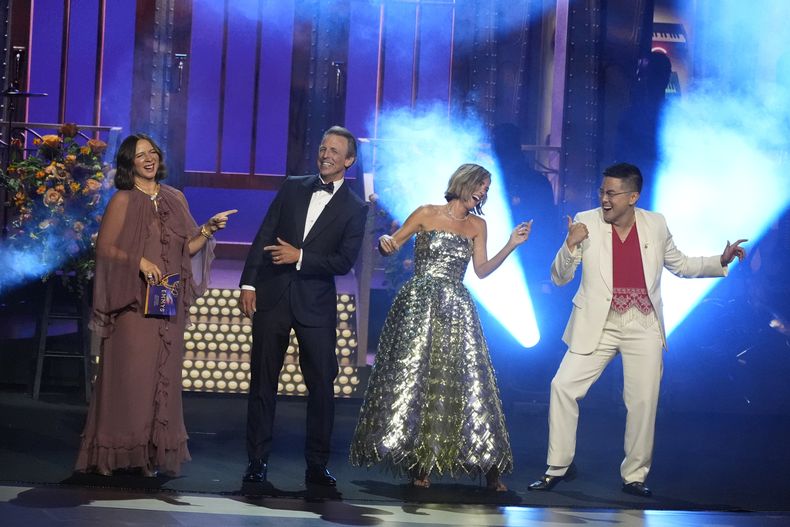 Maya Rudolph, de izquierda a derecha, Seth Meyers, Kristen Wiig y Bowen Yang presentan el premio a mejor guion de un especial de variedades durante la 76a edición de los premios Primetime Emmy el domingo 15 de septiembre de 2024 en el Teatro Peacock de Los Ángeles. (Foto AP/Chris Pizzello)