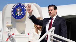 El secretario de Estado de Estados Unidos, Marco Rubio, y su esposa Jeanette Rubio sale del aeropuerto internacional de Ernesto Cortissoz en Barranquilla, Colombia, el miércoles 9 de septiembre de 2026. (AP Foto/Fernando Vergara, Pool)