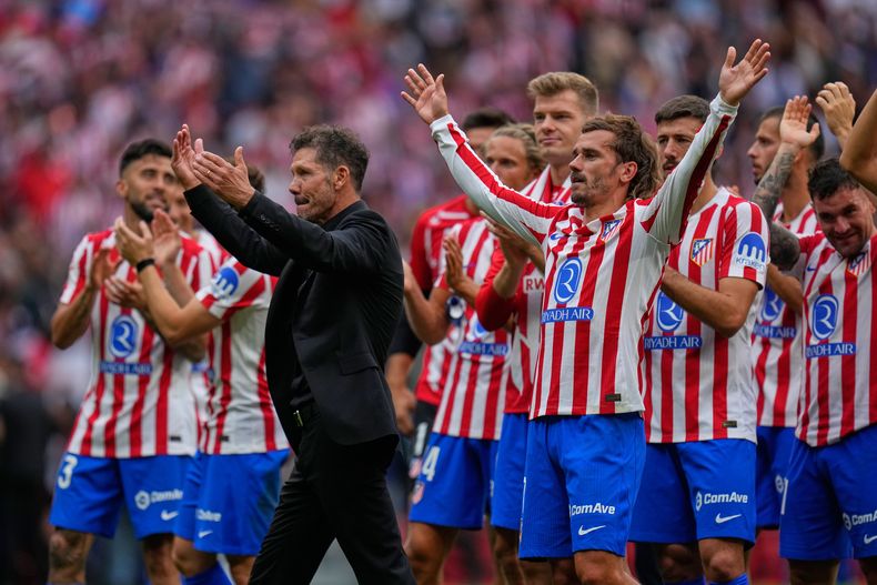 Los jugadores y el técnico Diego Simeone del Atletico Madrid celebran su victoria en el derbi madrileño ante el Rea Madrid el sábado 27 de septiembre de 2025. (AP Foto/Manu Fernandez)