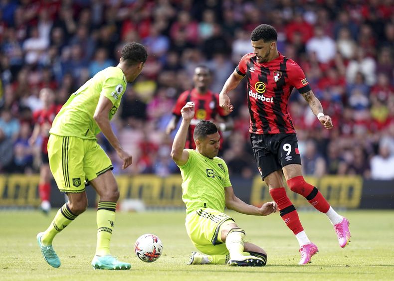 Casemiro del Manchester United intenta robarle el balón a Dominic Solanke del Bournemouth en el encuentro de la Liga Premier el sábado 20 de mayo del 2023. (Adam Davy/PA via AP)