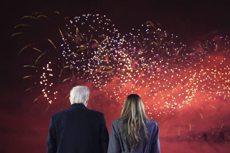 El presidente electo Donald Trump, Melania Trump y su familia miran fuegos artificiales en el Trump National Golf Club, el sábado 18 de enero de 2025 en Sterling, Virginia. (AP Foto/Alex Brandon, Pool)