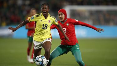 La delantera colombiana Linda Caicedo (izquierda) pugna el balón con la marroquí Nouhaila Benzina durante el partido del Grupo H del Mundial femenino, el jueves 3 de agosto de 2023, en Perth, Australia. (AP Foto/Gary Day)