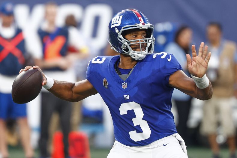 Russell Wilson (3), quarterback de los Giants de Nueva York lanza el balón durante un partido de pretemporada de la NFL en contra de los Jets de Nueva York, el sábado 16 de agosto de 2025, en East Rutherford, N.J. (AP Foto/Noah K. Murray)