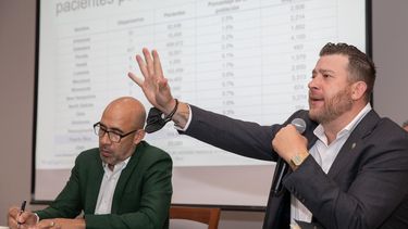 José Aleczer Rivera, presidente de Micam, catalogó la saturación de licencias para dispensarios y otras operaciones de cannabis medicinal como un estado de emergencia. A la izquierda, Gustavo Vélez, que presentó el estudio. (Suministrada)