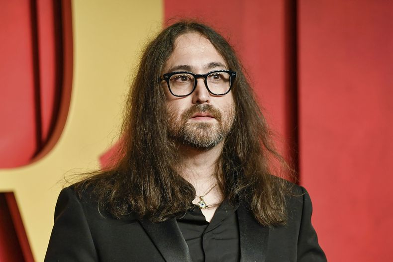 ARCHIVO - Sean Lennon aparece en la fiesta de los Oscar de Vanity Fair en Beverly Hills, California, el 10 de marzo de 2024. (Foto Evan Agostini/Invision/AP, archivo)