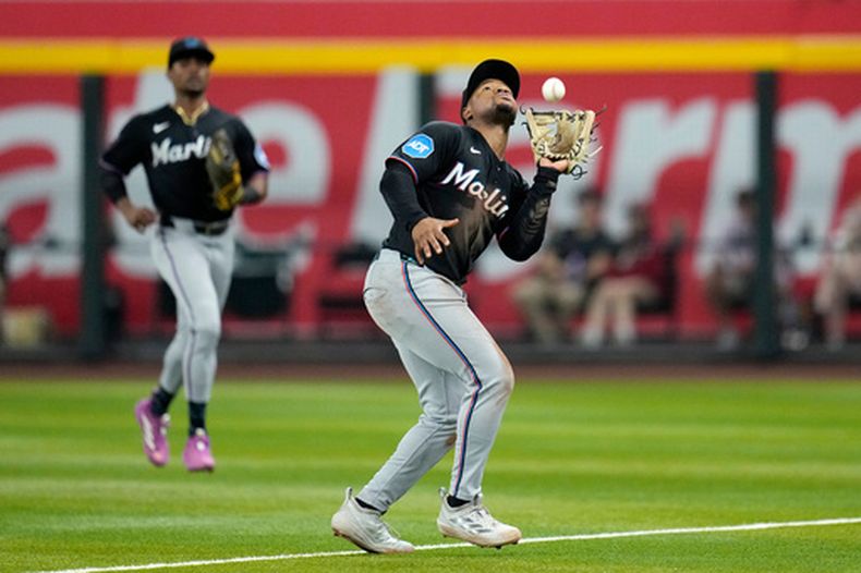 Xavier Edwards, de los Marlins de Miami, atrapa un elevado de Jesús Sánchez, de los Diamondbacks de Arizona, mientras Esteury Ruiz observa durante la cuarta entrada del juego de béisbol de Grandes Ligas, el miércoles 26 de septiembre de 2026, en Phoenix. (AP Foto/Ross D. Franklin)