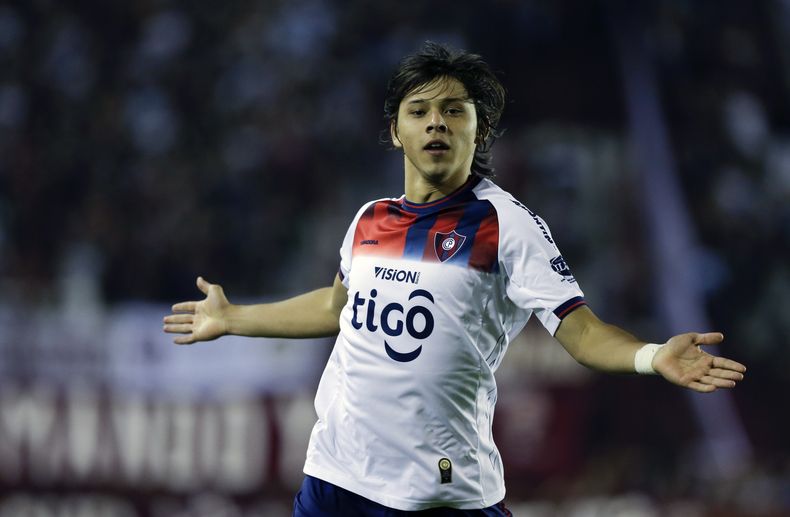 &Oacute;scar Romero, del Cerro Porte&ntilde;o de Paraguay, festeja su gol contra el Lan&uacute;s de Argentina, en un partido de la Copa Sudamericana disputado el martes 21 de octubre de 2014, en Buenos Aires (AP Foto/Natacha Pisarenko)