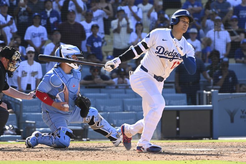 Shohei Ohtani de los Dodgers de Los Ángeles se poncha con las bases llenas en un juego contra los Azulejos de Toronto, el domingo 10 de agosto de 2025, en Los Ángeles. (AP Foto/Wally Skalij)