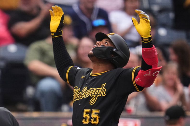 Esmerlyn Valdez, de los Piratas de Pittsburgh, festeja tras pegar un jonrón de dos carreras ante los Cachorros de Chicago, el martes 26 de mayo de 2026 (AP Foto/Gene J. Puskar)