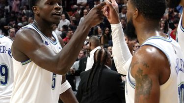 Anthony Edwards (izquierda) y Mike Conley, de los Timberwolves de Minnesota, festejan el triunfo sobre el Heat de Miami, el lunes 18 de diciembre de 2223 (AP Foto/Lynne Sladky)