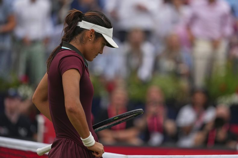 La británica Emma Raducanu reacciona tras perder ante la china Zheng Qinwen en un partido de cuartos de final de individuales femenil en el torneo de césped del Queen’s Club, en Londres, el viernes 13 de junio de 2025. (Foto AP/Joanna Chan)