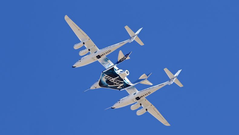 Archivo - El VSS Unity de Virgin Galactic vuela luego de despegar por última vez del puerto aéreo y espacial en Mojave, California, luego de que Virgin Galactic cambió sus operaciones de vuelo espacial a Nuevo México, el 13 de febrero de 2020. (Matt Hartman vía AP, Archivo)